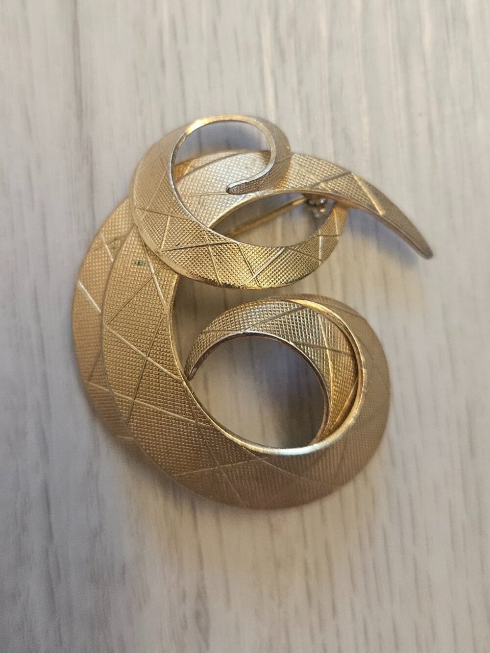 Rare Find Vintage Elegant Textured C-Swirl Brooch Pin